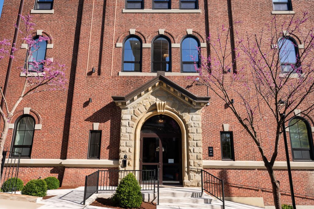 Roe at Manayunk building exterior entrance